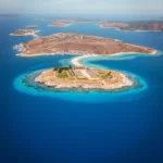 Ile trwa lot na Rodos? Przewodnik po czasach lotów z Warszawy i Katowic